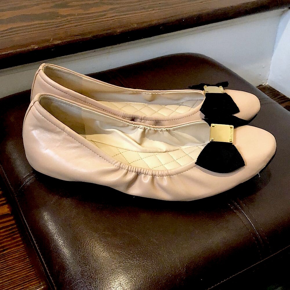 COLE HAAN Beige Leather Flat with Black Grosgrain Ribbon and Gold Accent Sz 9C